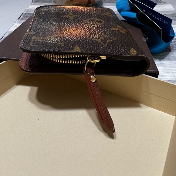 ♥️LV PRISTINE COMPACT WALLET EUC - Picture 11 of 16